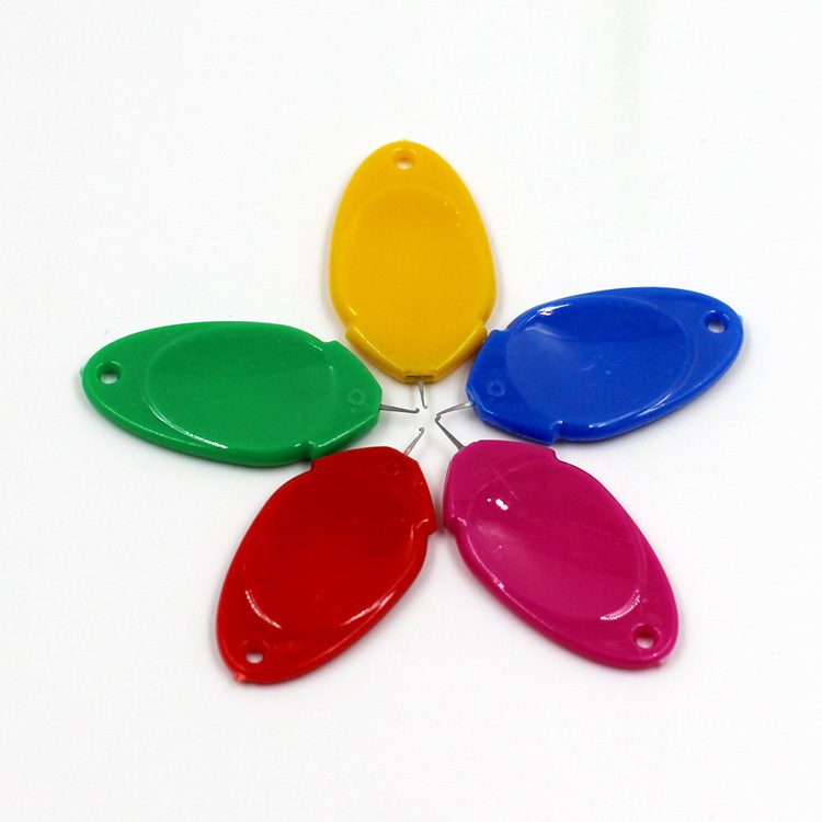 Plastic needle threader with wire hook and colorful tail - Main product view