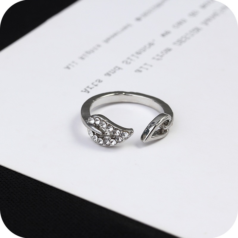 Korean retro leaf couple ring with diamond-style accents in golden or silvery color - Product view 4