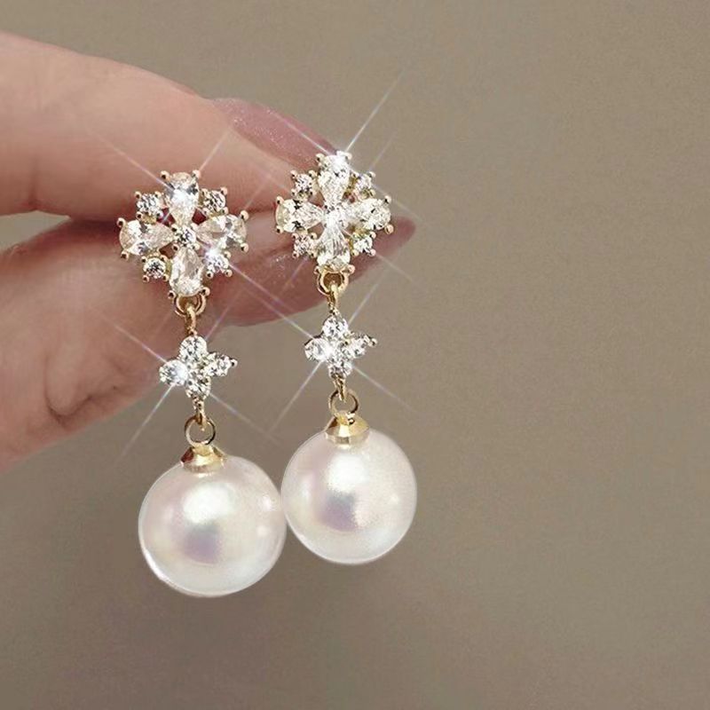 Textured pearl stud earrings in vintage-inspired designs - Product view 6