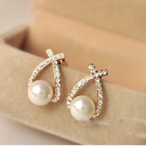 Geometric pearl stud earrings in gold or silver - Main product view