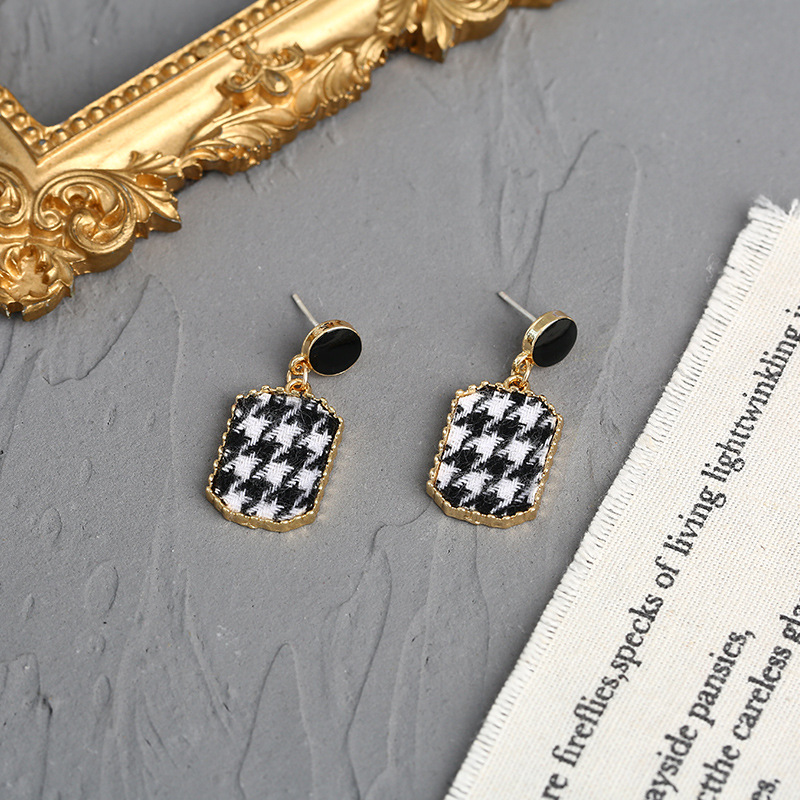 Long Korean-style geometric alloy earrings with a net-inspired design - Product view 10
