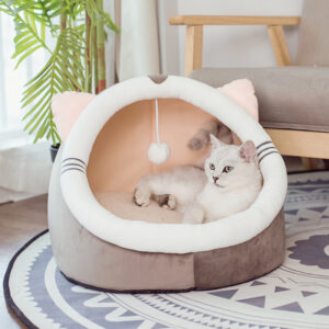 Winter velvet-style cat house with playful character-inspired design - Main product view