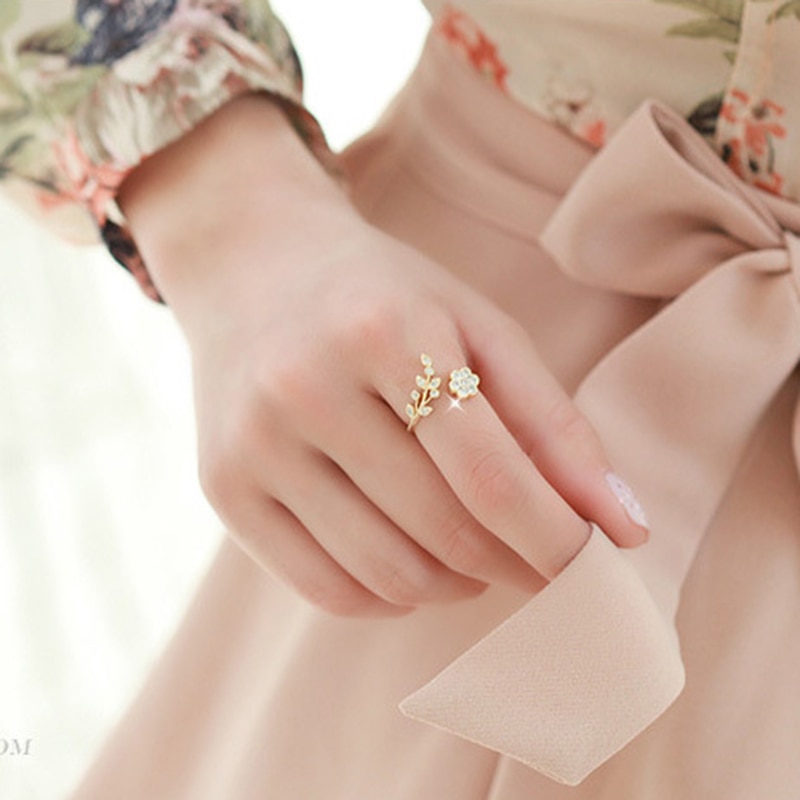 Twisted leaf and wishful flower fashion ring in gold or silver color - Main product view