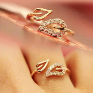 Korean retro leaf couple ring with diamond-style accents in golden or silvery color - Main product view