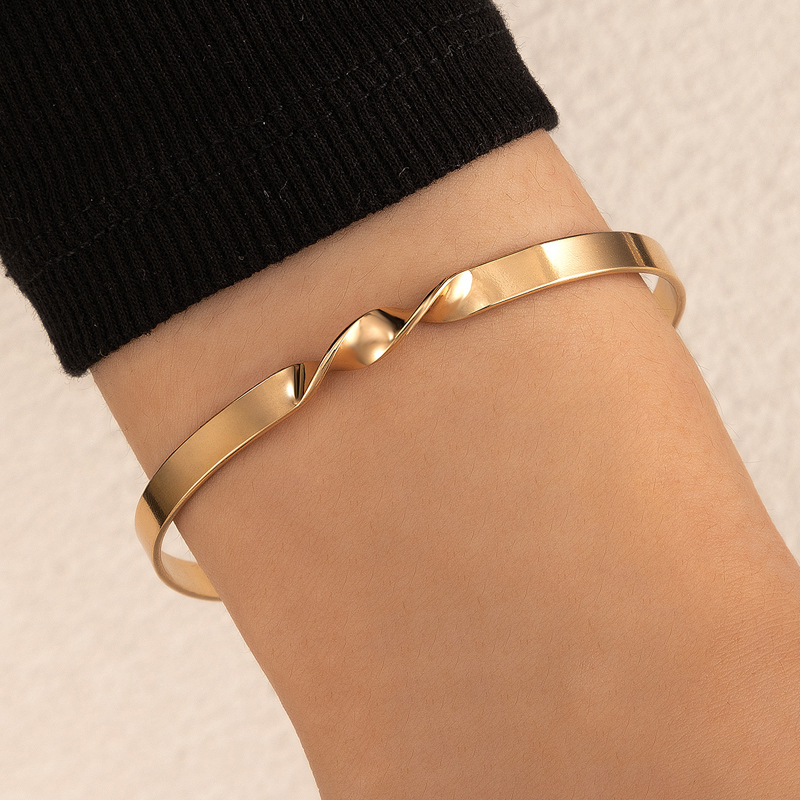 Minimalist heart-shaped open-end alloy bracelet in a plain single-layer design - Product view 2