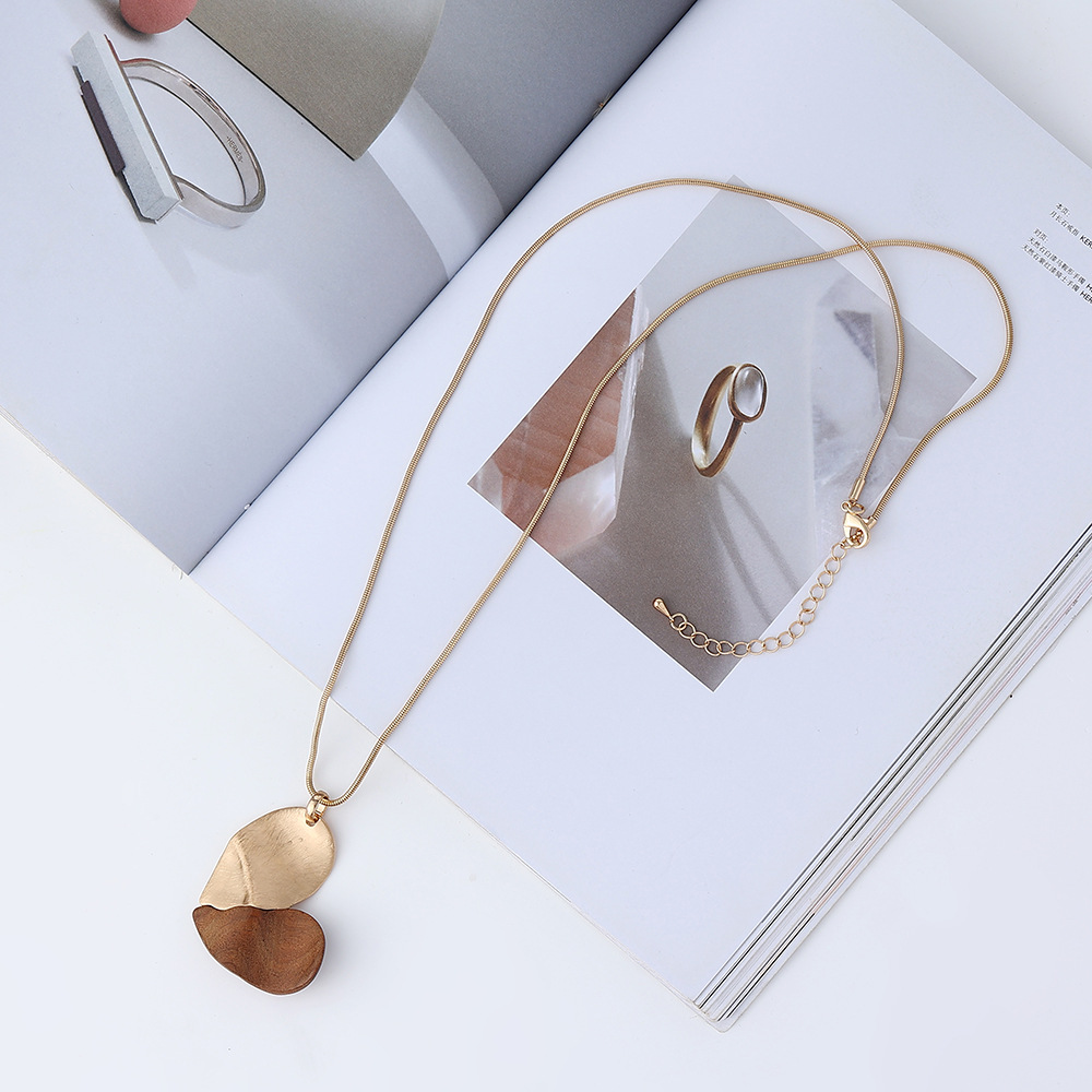 Geometric peach heart pendant necklace with wood and alloy details - Product view 2