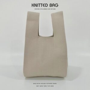 Women's knitted yarn tote bag in beige or black with open outer pocket - Main product view
