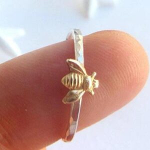 Rose gold-plated women's band ring with a little bee design - Main product view