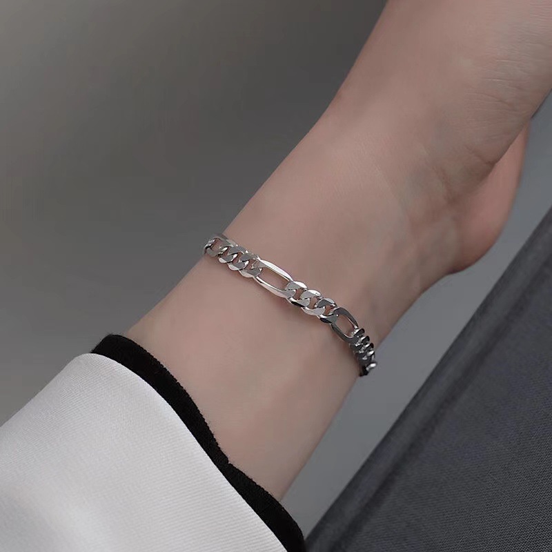 Tank Pattern Women’s Simple Fashion Chain Retro Bracelet - Product view 1 Women's tank-pattern chain bracelet in silver or gold - Product view 1