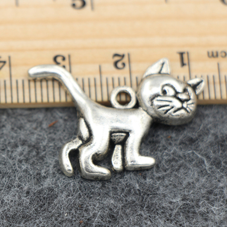 Vintage alloy kitten pendant in Bronze or Ancient Silver - Product view 2