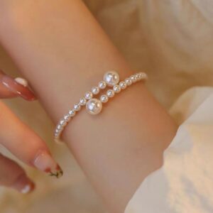 Vintage-style faux pearl bracelet for women - Main product view