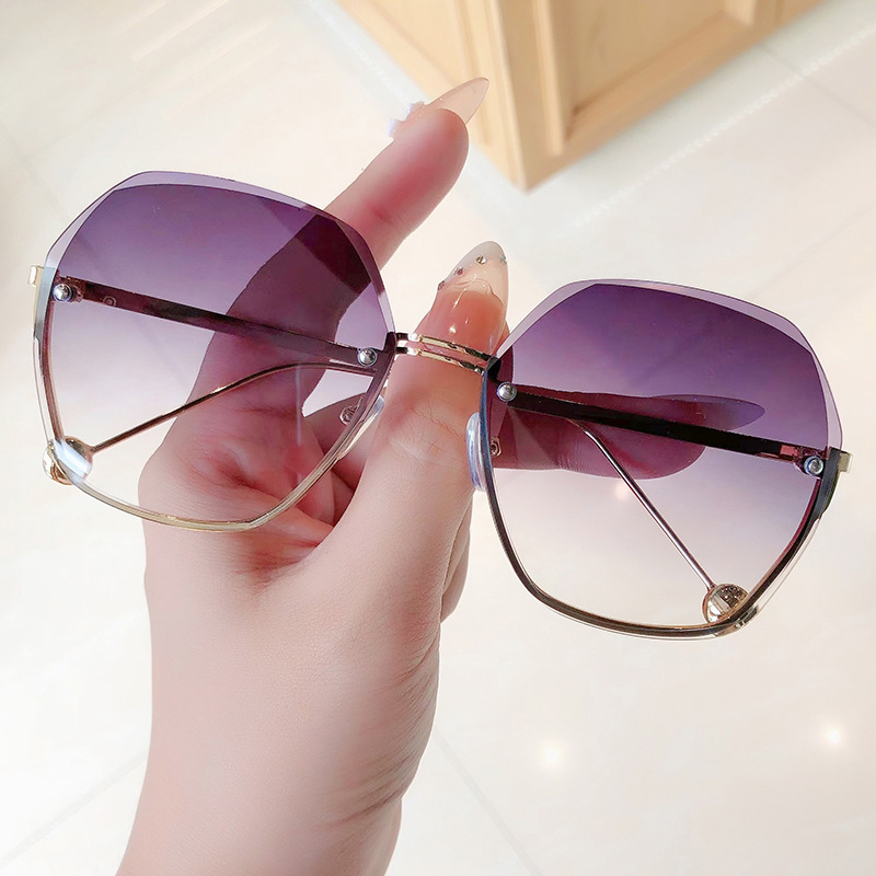 Women's UV400 fashion sunglasses with gold-tone frame and gradient lenses - Main product view