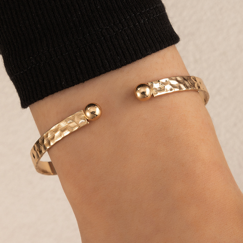 Minimalist heart-shaped open-end alloy bracelet in a plain single-layer design - Main product view