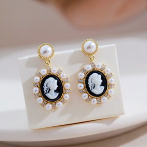 Retro circular stud earrings with embossed portrait relief and imitation pearl material - Main product view
