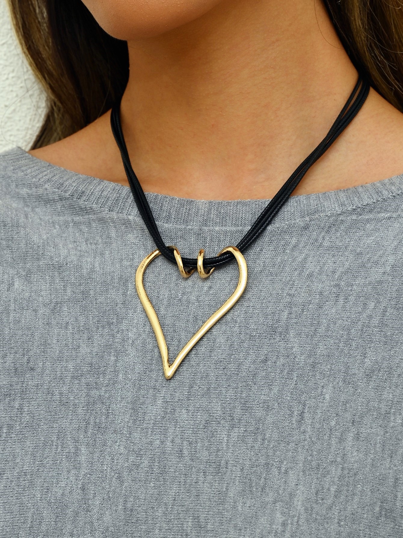 Women's minimalist geometric hollow heart pendant necklace - Product view 9