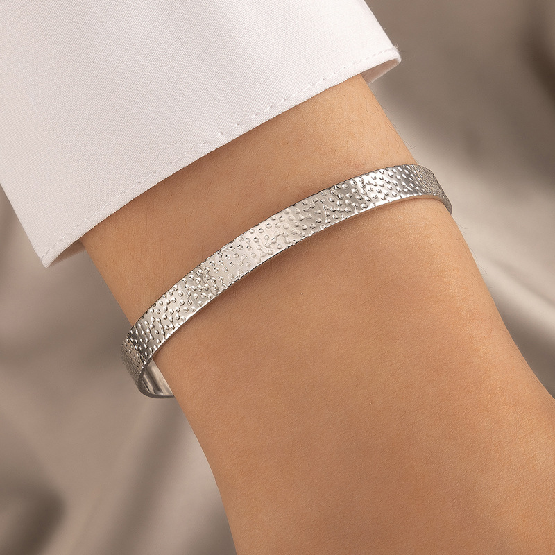 Minimalist heart-shaped open-end alloy bracelet in a plain single-layer design - Product view 3