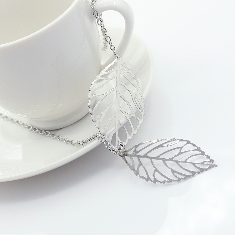 Retro hollow leaf pendant necklace with water wave chain in gold or silver - Product view 3