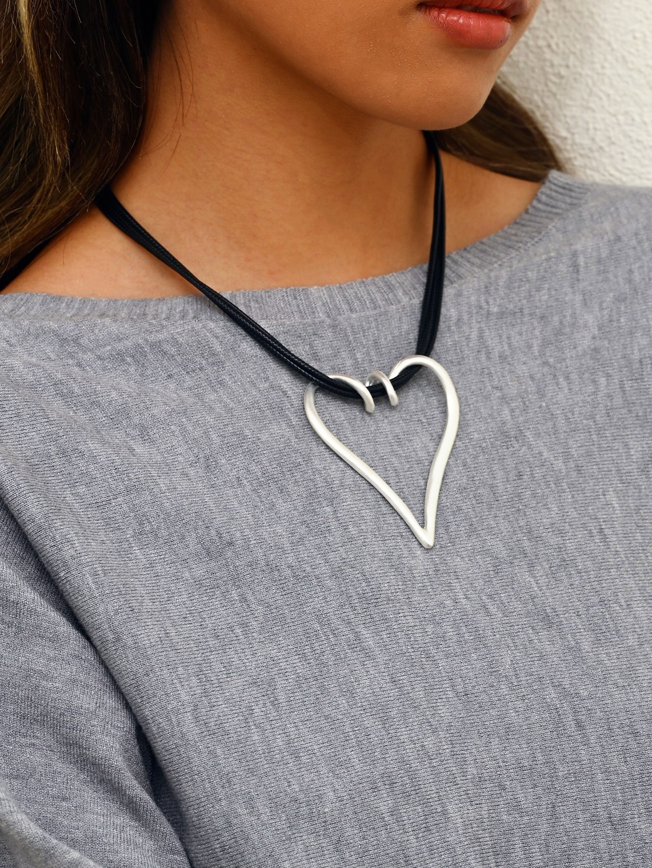 Women's minimalist geometric hollow heart pendant necklace - Product view 5