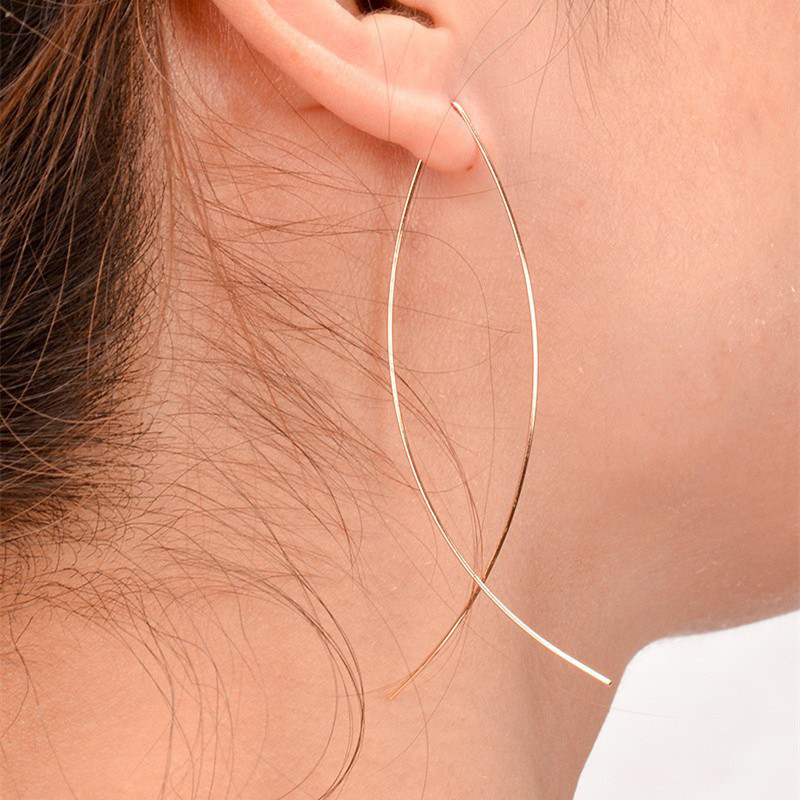 Abstract fish-shaped line earrings in gold, black, and silver - Product view 5