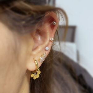 Single stainless steel geometric piercing earring with electroplated finish - Main product view