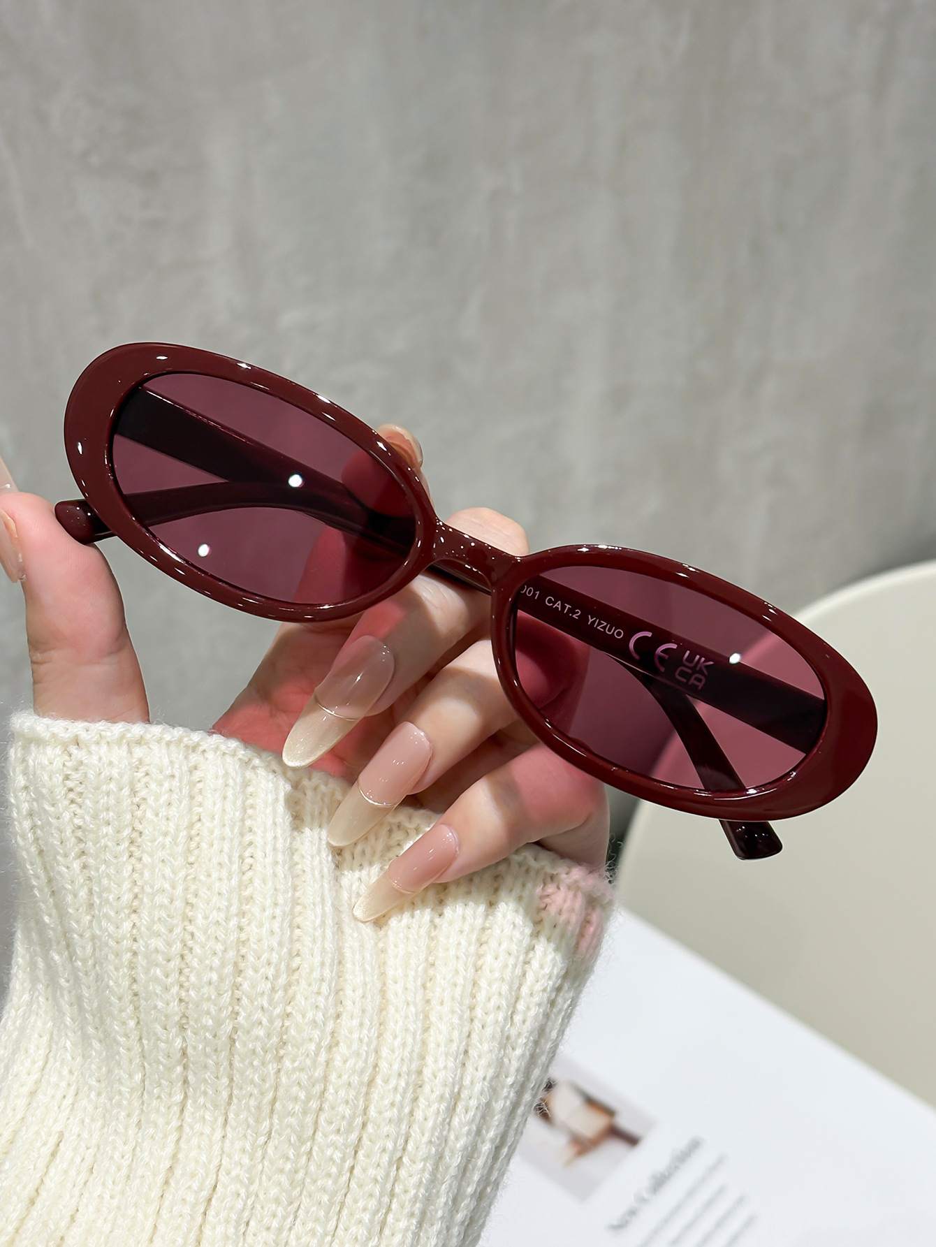 Oval UV400 retro street sunglasses with a full frame - Product view 3