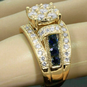 Geometric gold-tone ring with inlaid zircon detail - Main product view