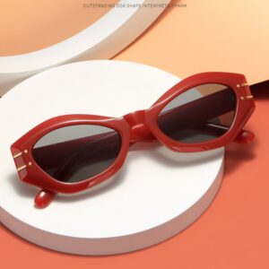 Women’s cat-eye sunglasses with plastic frame and UV400 lenses - Main product view