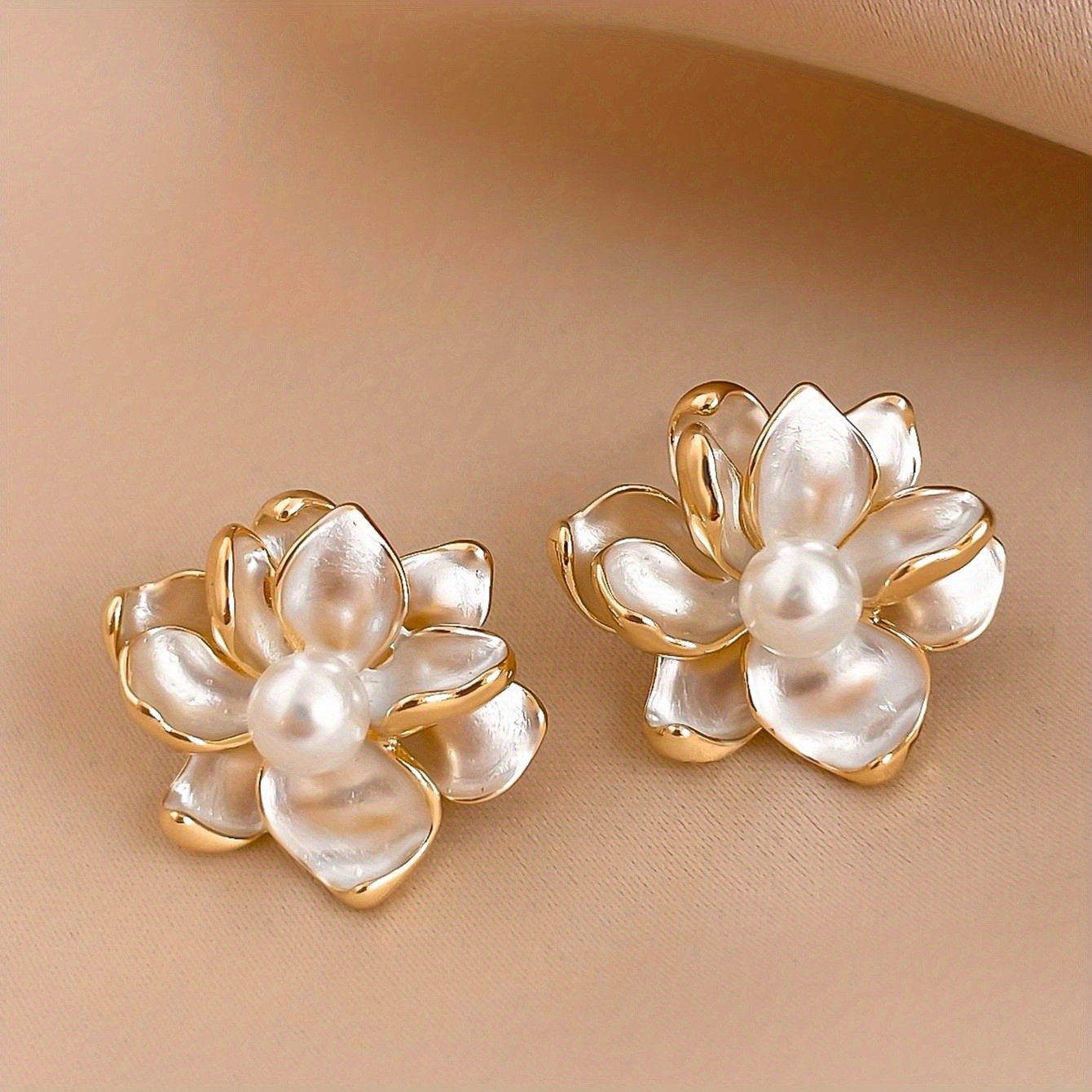 Women’s Fashion Personality Pearl Fresh Flower Earrings - Main product view