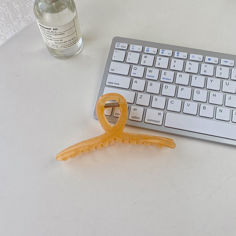 13 cm geometric jelly-style hair claw clip in a selected color - Product view 2