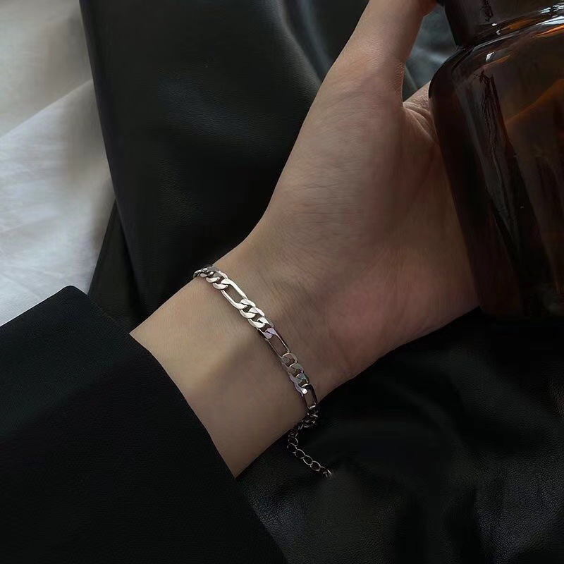 Tank Pattern Women’s Simple Fashion Chain Retro Bracelet - Product view 2 Women's tank-pattern chain bracelet in silver or gold - Product view 2