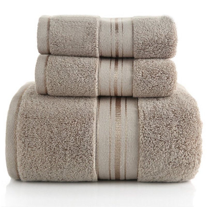 Cotton 3-piece bath towel set with one large bath towel and two smaller towels - Main product view