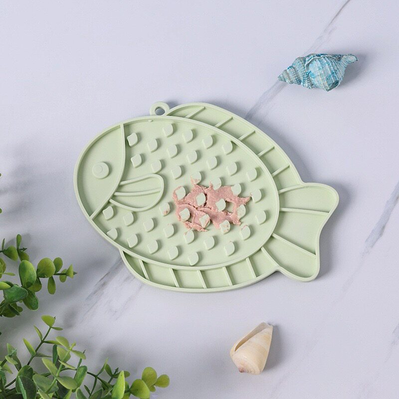 Silicone suction-cup slow feeding mat for pets in fish and mushroom shapes - Fish-Green